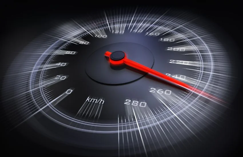 Velocímetro de coche marcando alta velocidad, simbolizando qué es la potencia de un vehículo y su rendimiento en la conducción.